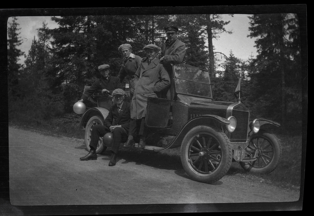 Fem män vid en skogsväg. C:a 1930-tal.