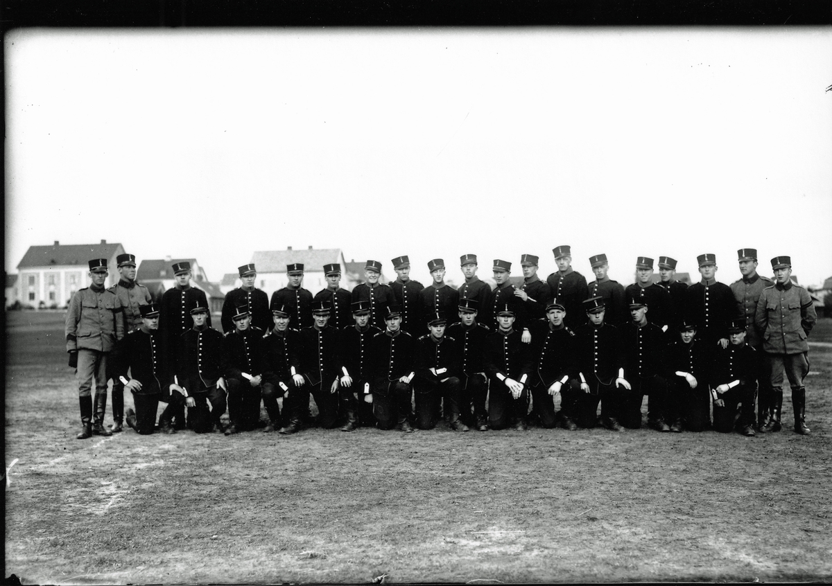 Värnpliktiga ur bilkompaniet (2.komp) på Västra fältet 1934.  till hö: furirerna K G Berg och S Nicklasson. Till vä: korpralerna L Svennemo och Holmqvist.
