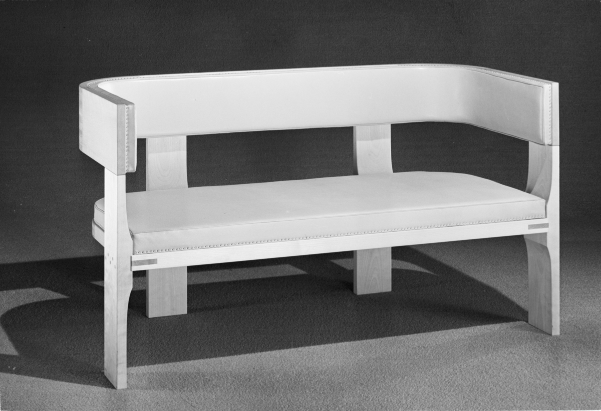 HANTVERKSUTST. PRESSVIS.
Soffa