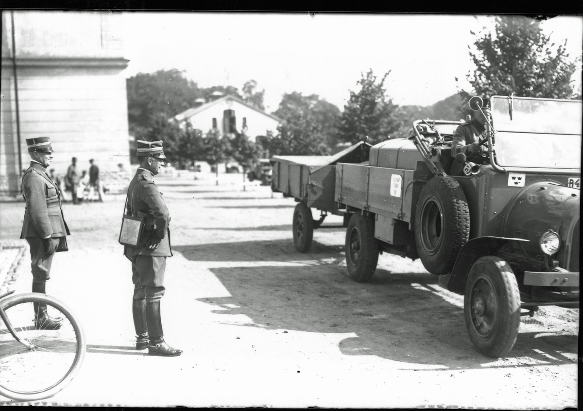 Chefen för Göta trängkår, övlt Smith och kapten Rudbeck beundrar den kedjedrivna Scanialastbilen med släpvagn 1934.