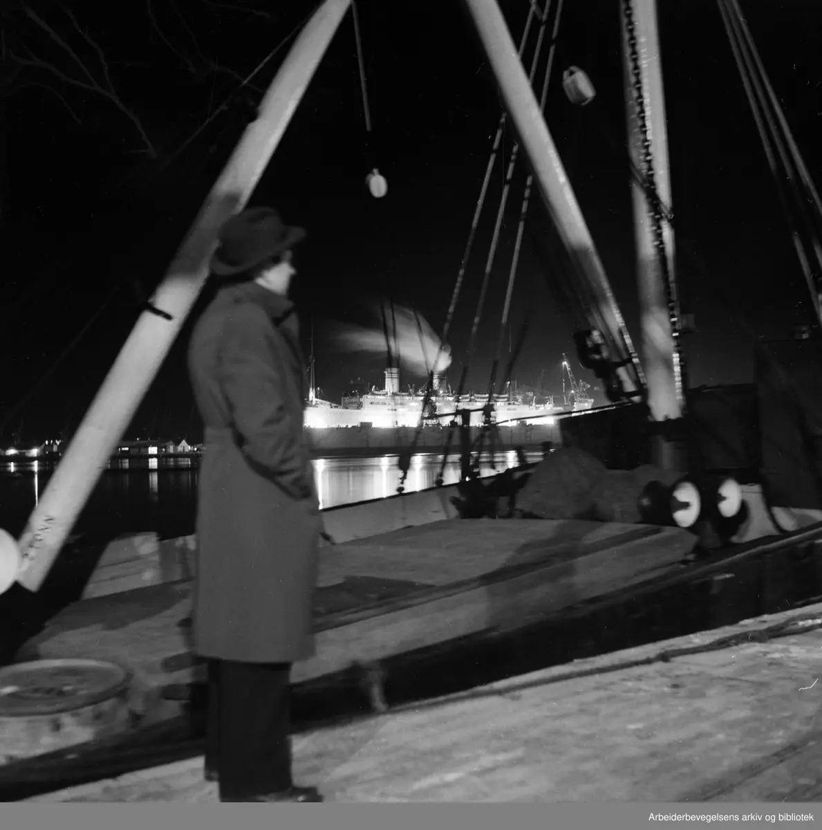 Oslo havn ved natt. Januar 1954