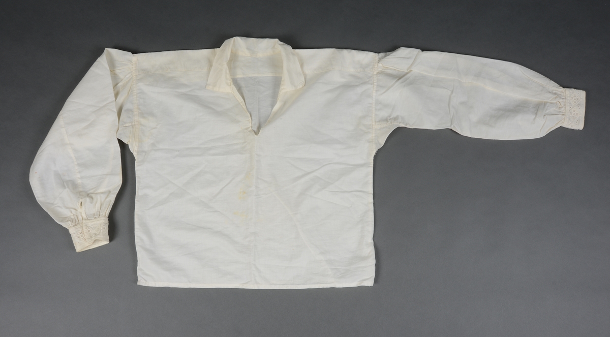 Tre-delt bunad:
A: Rødt liv med grønne kanter og hvitt bomulls fòr. Snittet er likt det som brukes til trønderbunaden. Skjøteliv med påsydd kappe og firkantete fliker i framkant. Det er sydd tittekant av grønt bomullstoff i livet og langs nedrekanten av skjøtet. Metallhekter til lukking.
B: Stakk av stripet bomullstoff i fargene brunt, rødt, gult, grønt og hvitt. Svakt rynket til linning. Lukkes med hekter og sekundært innsydd glidelås.
C: Stakk av samme snit og materiale som B. Linning med langsgående striper. Lukkes med hekter og tre trykknapper.
D: Skjorte i bomullstoff i primærsnitt. Påsydde skulderstykker, ståkrage og halssplitt med regels. Ermene er rynket til mansjetten. Mansjettene er brodert på grovere bomullstoff (sultan) med hardangersøm. Lukkes med metallhekter i messing.
Bunaden er i hovedsak maskinsydd. Som type er den trolig fra mellomkrigstida.