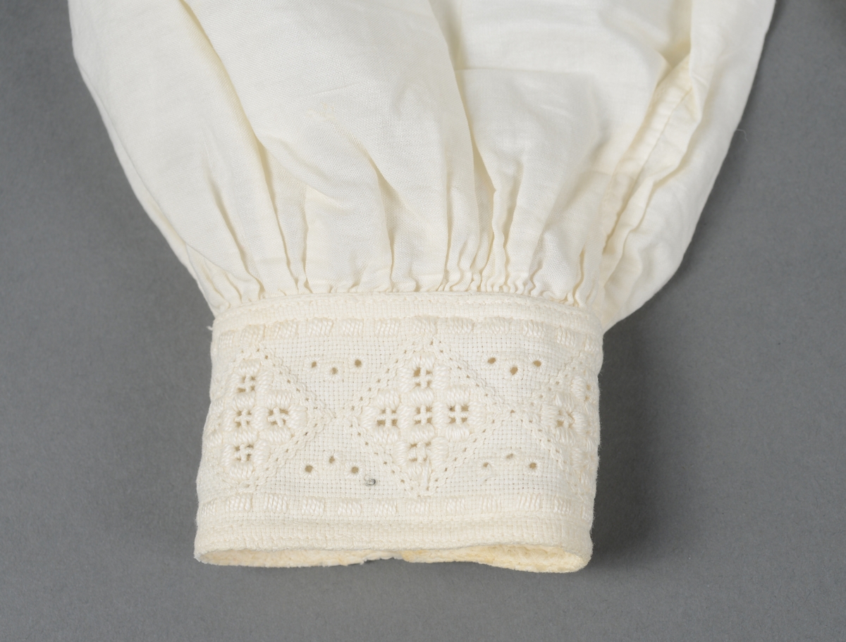 Tre-delt bunad:
A: Rødt liv med grønne kanter og hvitt bomulls fòr. Snittet er likt det som brukes til trønderbunaden. Skjøteliv med påsydd kappe og firkantete fliker i framkant. Det er sydd tittekant av grønt bomullstoff i livet og langs nedrekanten av skjøtet. Metallhekter til lukking.
B: Stakk av stripet bomullstoff i fargene brunt, rødt, gult, grønt og hvitt. Svakt rynket til linning. Lukkes med hekter og sekundært innsydd glidelås.
C: Stakk av samme snit og materiale som B. Linning med langsgående striper. Lukkes med hekter og tre trykknapper.
D: Skjorte i bomullstoff i primærsnitt. Påsydde skulderstykker, ståkrage og halssplitt med regels. Ermene er rynket til mansjetten. Mansjettene er brodert på grovere bomullstoff (sultan) med hardangersøm. Lukkes med metallhekter i messing.
Bunaden er i hovedsak maskinsydd. Som type er den trolig fra mellomkrigstida.