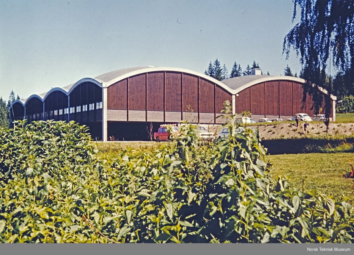 ELKO-fabrikken på Sporpind i Åmot, Modum, ca. 1970, sørfasaden.