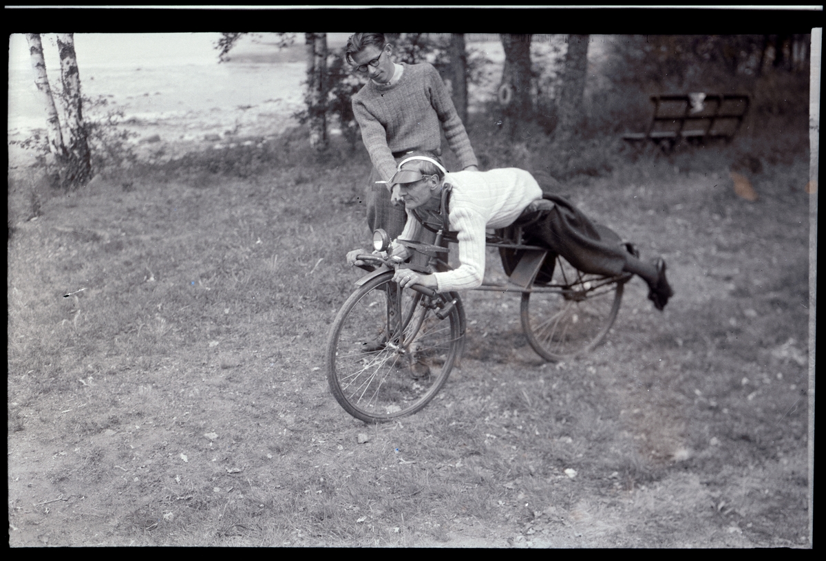 "Cykelmonstrum 12 juni 1947" enligt fotografens notering.