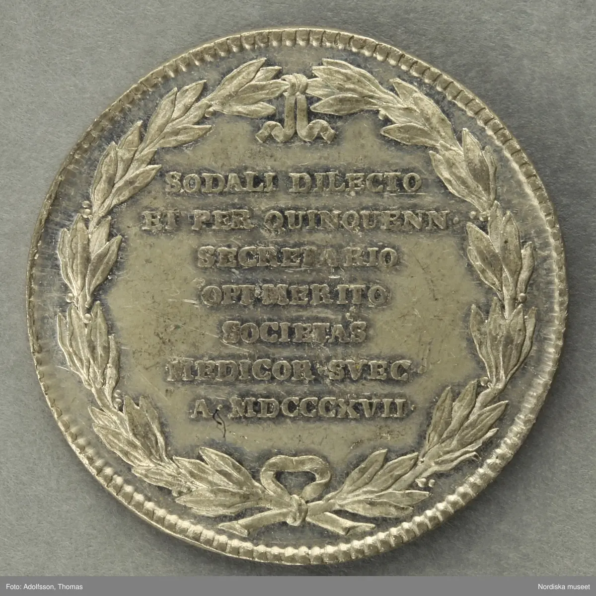 Huvudliggaren:
"I tenn. 
a) Öfver Gustaf II Adolf. Jmfr. Hildebrand, B. E. 'Sveriges och svenska konungahusets minnespenningar. Del I, sid 107, nr 9.b. Minnespenning, Gustaf II Adolf skänker Vasaättens arfvegods till Uppsala universitet och utfärdar nya priviligier 1624. Åtsidan konumgen bröstbild.
b) Jmfr. Hildebrand, B. E. 'Sveriges och svenska konungahusets minnespenningar. Del 2, sid 365, nr 80.. Medalj, för befrämjad vaccination. Åtsidan Karl XIV Johans bröstbild.
c) Jmfr. Hildebrand, B. E. 'Minnespenningar öfver enskilda svenska män och qvinnor, sid 321, nr 1. Minnespenning öfver Erik Karl Trafvenfelt.
d) Jmfr. Hildebrand, B. E. 'Minnespenningar öfver enskilda svenska män och qvinnor, sid 307, nr 1. Minnespenning öfver Karl Peter Thunberg.
G. ss. 32.642 [=G. af ingeniör Carl Vellenius i Norrköping gm. doktor A. Hazelius i Stockholm] 24/3 1882."