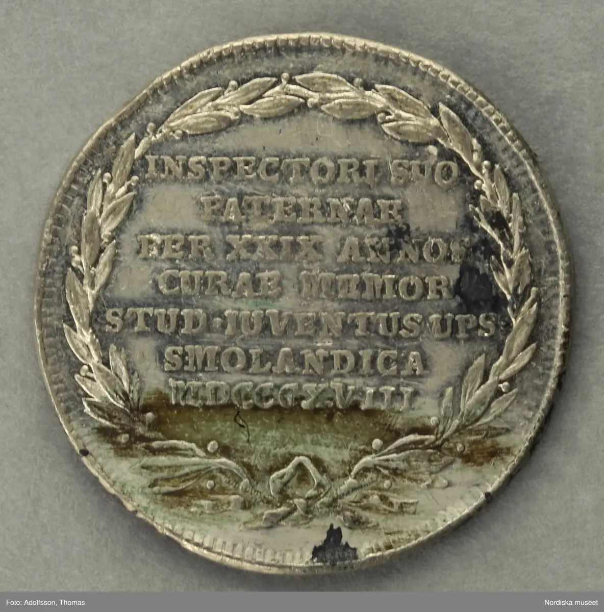Huvudliggaren:
"I tenn. 
a) Öfver Gustaf II Adolf. Jmfr. Hildebrand, B. E. 'Sveriges och svenska konungahusets minnespenningar. Del I, sid 107, nr 9.b. Minnespenning, Gustaf II Adolf skänker Vasaättens arfvegods till Uppsala universitet och utfärdar nya priviligier 1624. Åtsidan konumgen bröstbild.
b) Jmfr. Hildebrand, B. E. 'Sveriges och svenska konungahusets minnespenningar. Del 2, sid 365, nr 80.. Medalj, för befrämjad vaccination. Åtsidan Karl XIV Johans bröstbild.
c) Jmfr. Hildebrand, B. E. 'Minnespenningar öfver enskilda svenska män och qvinnor, sid 321, nr 1. Minnespenning öfver Erik Karl Trafvenfelt.
d) Jmfr. Hildebrand, B. E. 'Minnespenningar öfver enskilda svenska män och qvinnor, sid 307, nr 1. Minnespenning öfver Karl Peter Thunberg.
G. ss. 32.642 [=G. af ingeniör Carl Vellenius i Norrköping gm. doktor A. Hazelius i Stockholm] 24/3 1882."