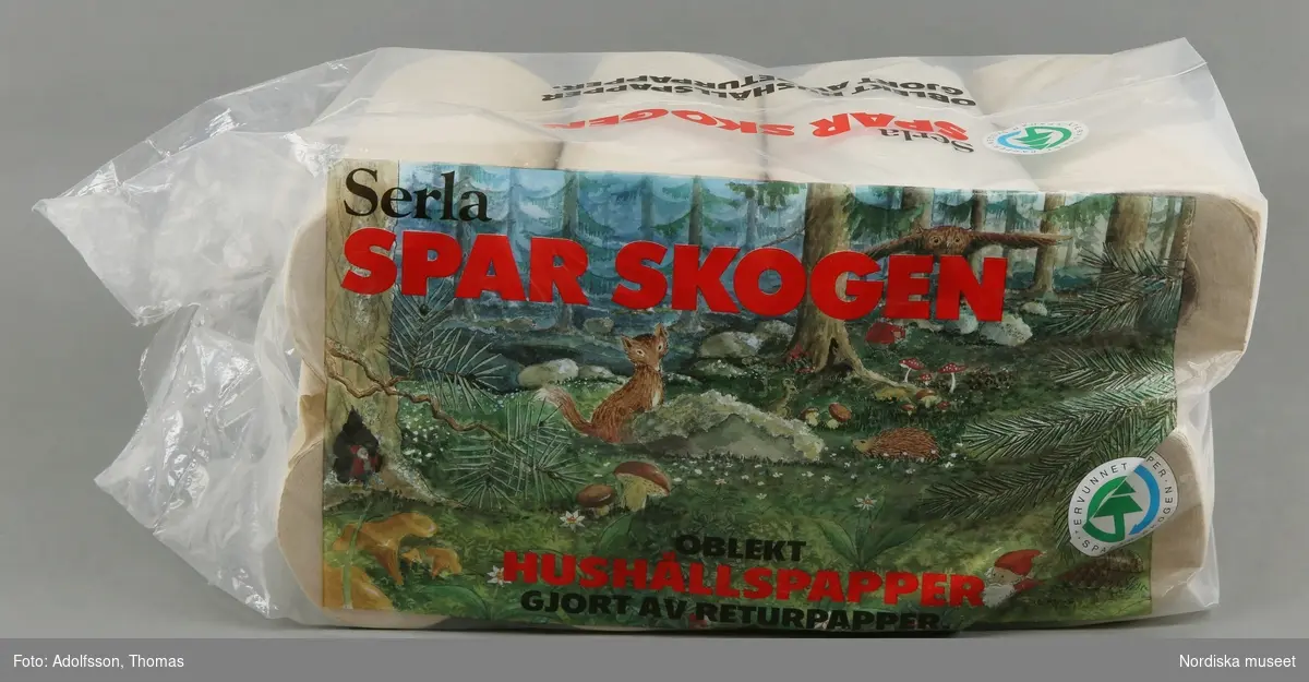 Huvudliggaren:
"Hushållsförpackning, plats, papper. 8 rullar oblekt våffelmönstrat papper i plastpåse m tryck: Serla spar skogen oblekt hushållspapper gjort av returpapper. Tillv Holmens hygiene. 22 x 21 x 41 cm. Handtaget trasigt. I[nköpt] 24/1 1990 [från] Intendent Teje Colling Källarhagen, Grödinge [...]. [Brukningsort:] Södermanland Grödinge sn."