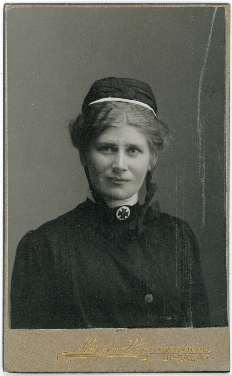 Kabinettsfotografi - kvinna i sjuksköterskeuniform