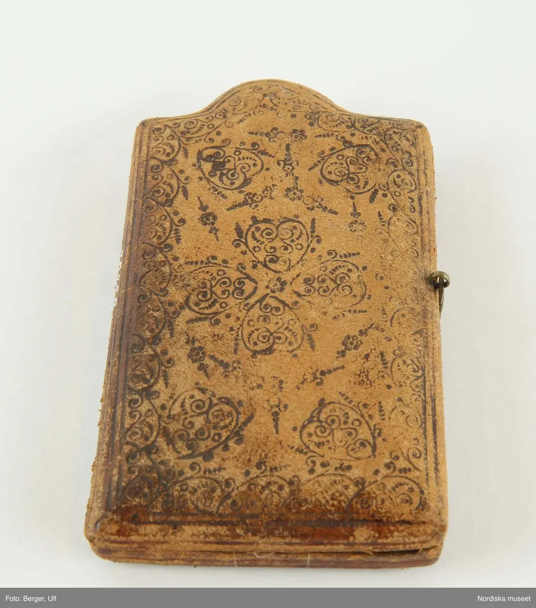 Huvudliggaren:
"Skrifplån, i fodral.. Tillhört gifvarens moder, överstinnan Ulrika sofia Hjärne, född Ehrenhjelm, död 1820."