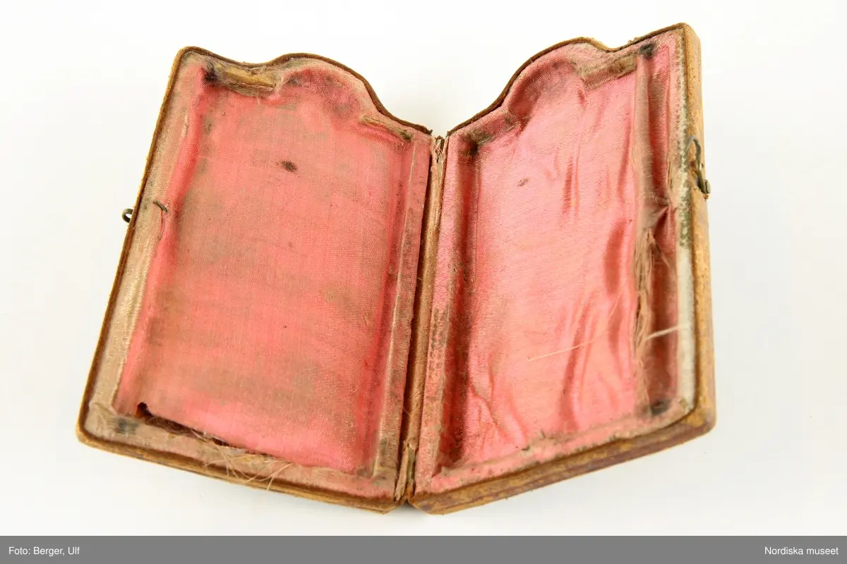 Huvudliggaren:
"Skrifplån, i fodral.. Tillhört gifvarens moder, överstinnan Ulrika sofia Hjärne, född Ehrenhjelm, död 1820."