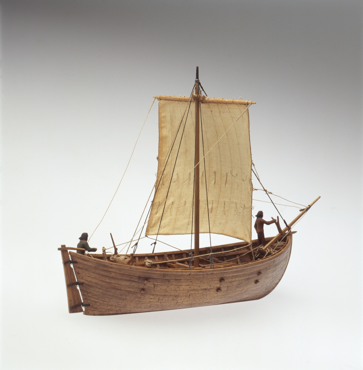 Mindre lastskuta från medeltiden. Odäckad med liten back och akterdäck. Mast med rigg och segel.
Klinkbyggd på spant.