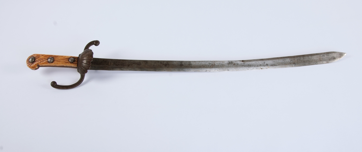 Huggstikkvåpen med beinbeslått håndtak. To parerstenger, bladfprmet parerplate.
Antagelig bygget over en Tessak-klinge.