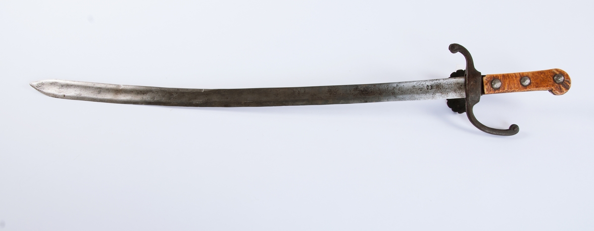 Huggstikkvåpen med beinbeslått håndtak. To parerstenger, bladfprmet parerplate.
Antagelig bygget over en Tessak-klinge.