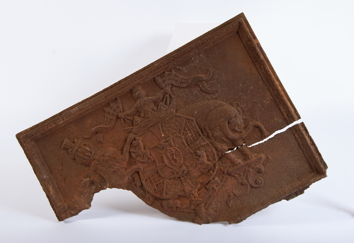 Ovnsplate med Christian Conrad Danneskiold-Laurvigs våpenskjold.
Våpenskjoldet viser Frederik den 3. monogram i midten. Christian Conrad var sønn av Ferdinand Anton Danneskiold-Laurvig som var sønn av  Ulrik Frederik Gyldenløve og Antoinette Augusta av Aldenburgs.

Fredrik 3. Dansk-norsk konge 1656 -70. Besøkte Fredrikstad 30. juli 1656, med formål å lage befestningsplaner for byen.