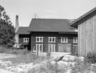 Träsliperiet (produktion 1870-1940). Träsliperiet brann ned år 1876 men återuppbyggdes snabbt igen. Efter nedläggningen av pappersmassatillverkningen inrymdes en lådfabrik i sliperiet som drevs av Forsviks skogar. Sliperiet restaurerades år 1983.