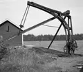 Manuell lyftkran (1889) vid utloppet mot Bottensjön. Med kranen lastades gods, råvaror och material både på oh av båtar för sjöfrakt.