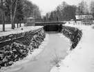 Forsviks sluss, slussbro med manöverhus (1956) till vänster. Till höger skymtar en sättbod.