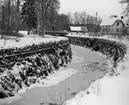 Slussenområdet i Forsvik. Vägbro och manöverhus (1956) högre upp i bild till vänster. Till höger boställe för lots- och slussvakt (1914) och taket till sättbod anas.