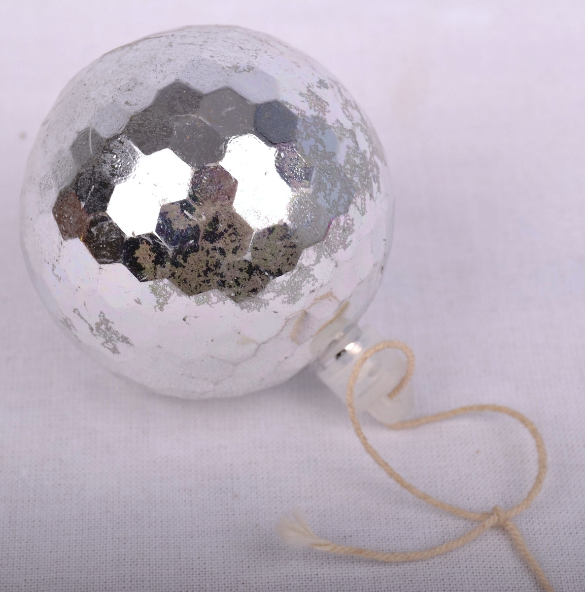 Kulene er støpt med 6-kantdekor som gir godt skinn. Påsatt hvit hempe i plast på 4 av kulene, 1 har metallhempe. Bomullstråd til oppheng gjennom hempa. 1 farge på hver av kulene.