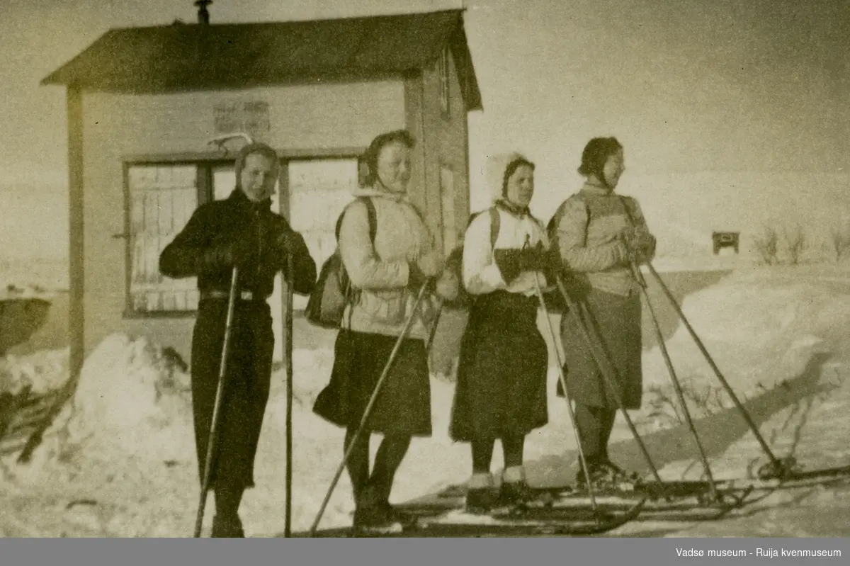 Folk på ski foran Jubelhytta i Tomaselv, Vadsø. Nr to fra venstre er Hilda Methi. Hun jobbet på Eldrehjemmet og kunne låne hytta. Helt til venstre er Selma Methi, de andre er deres venner.