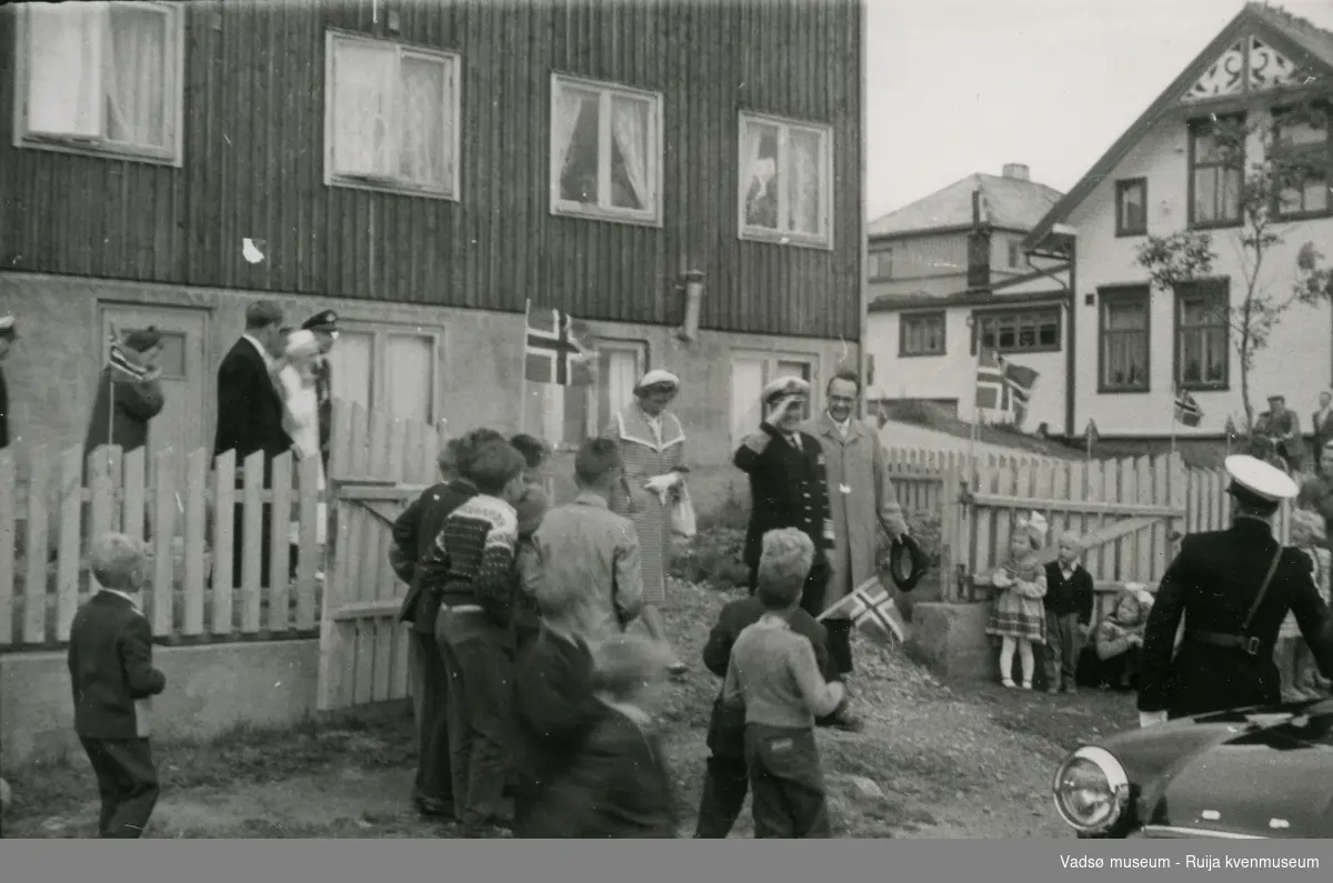 Kongebesøk i Vadsø, 1950. Her har Kong Haakon vært på Eldrehjemmet. Ordfører Aune går ved siden av kongen. 
Bygningen ble ikke bombet, men brant ned etter krigen. Huset var tidligere brukt som husmorskole.