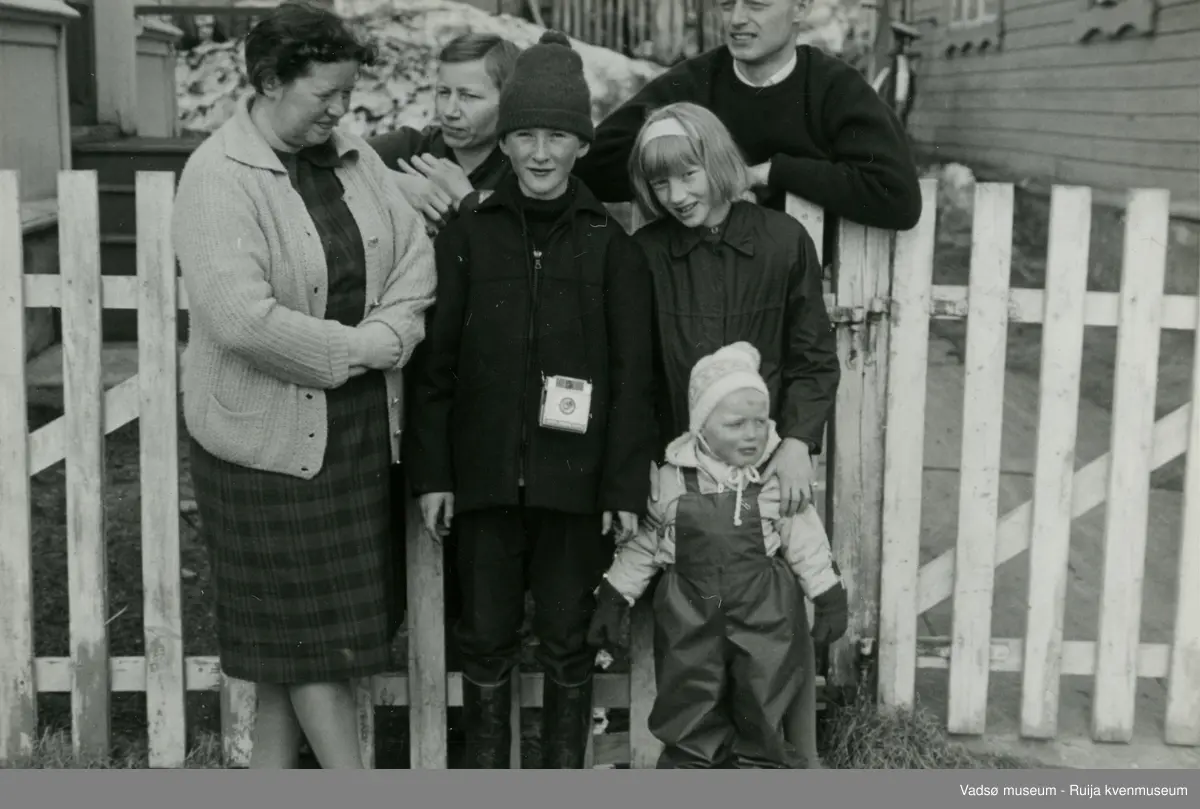 Medlemmer av familien Methi i Vadsø foran gjerdet i Havnegata 57. Bildet er tatt i forbindelse med Andreas Mathis bortgang. Fra venstre Haldis Maethi, Selma Methi, foran Harald Andersen ( sønn til Selma), Solveig Methi, Aldrik Methi (bak) og Terje Methi ( sønn til Aldrik).