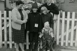 Medlemmer av familien Methi i Vadsø foran gjerdet i Havnegat