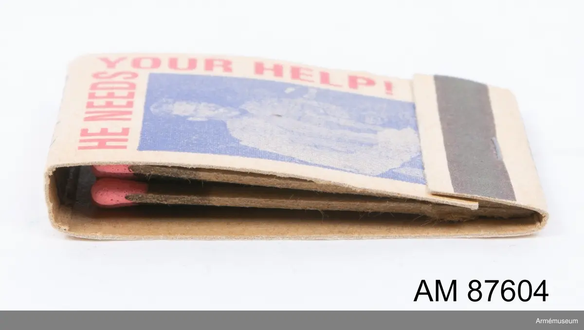 Tändsticksplån av amerikansk tillverkning, avsett att säljas till förmån för civil insamling till hjälp för amerikanska krigsfångar i Asien. Plånet är är märkt med både text och bild som uppmanar till hjälp för över 1600 krigsfångar och saknade amerikanska soldater.