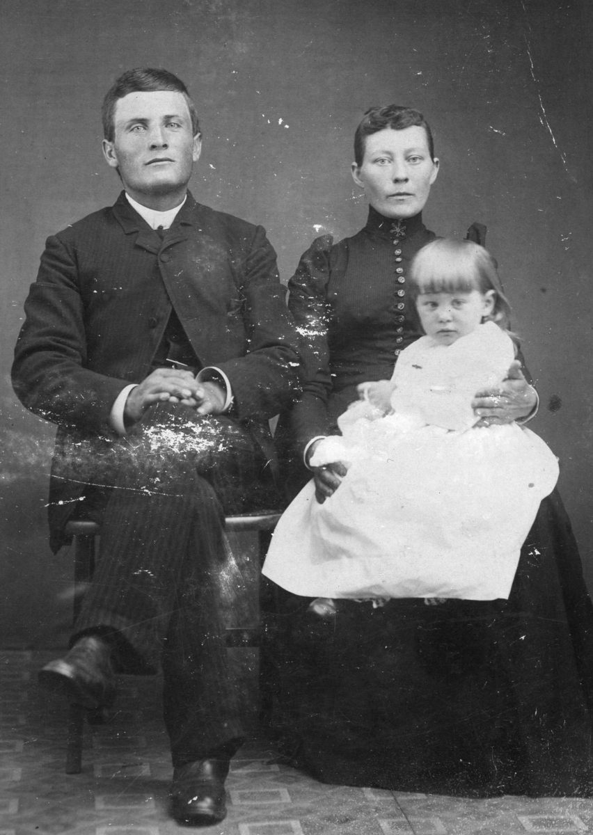 Familie med dåpsbarn