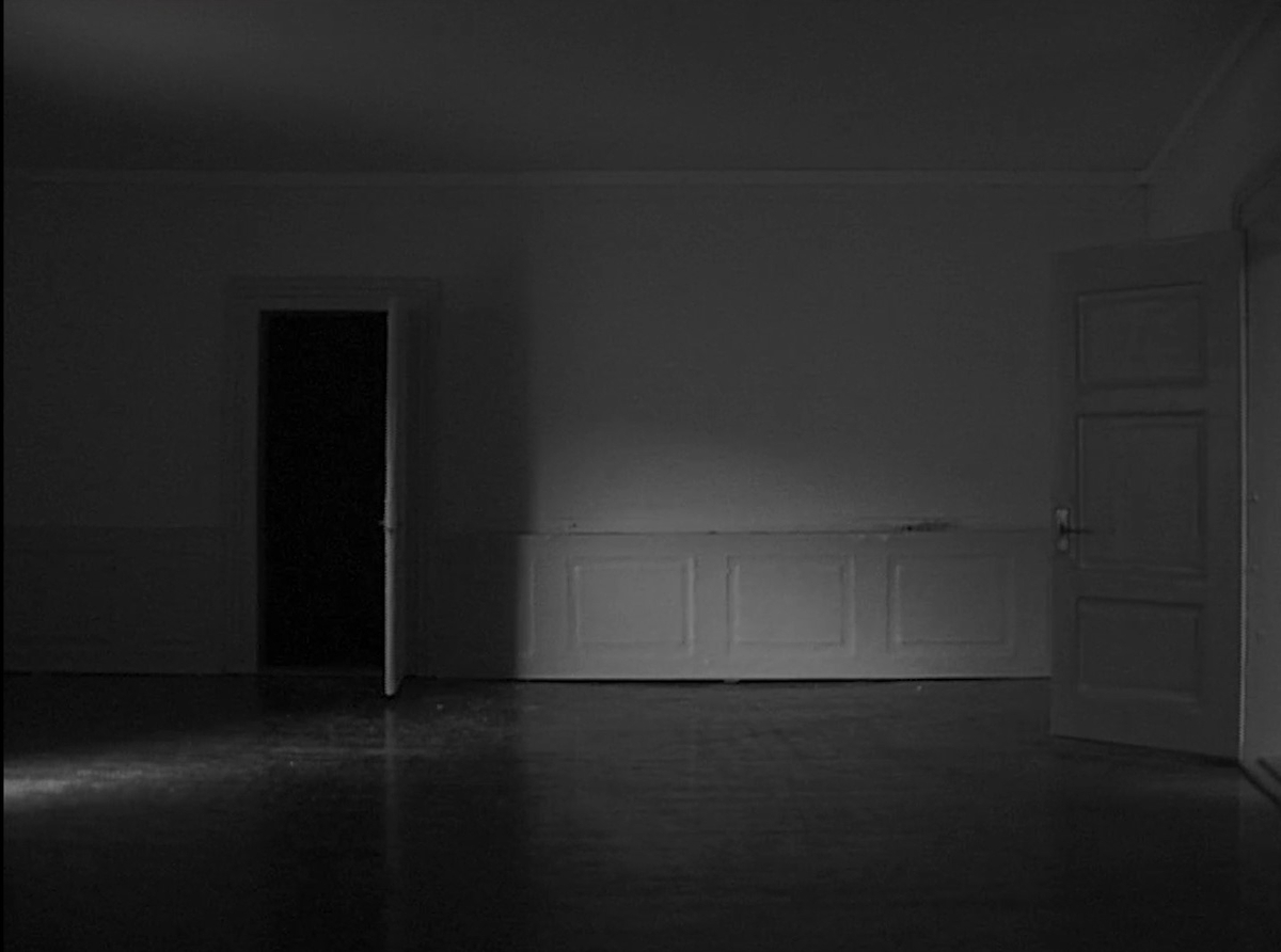 Videoinstallation där rum efter rum passeras i vad som verkar vara en lägenhet från tidigt 1900-tal samt modellen där filmen spelades in.