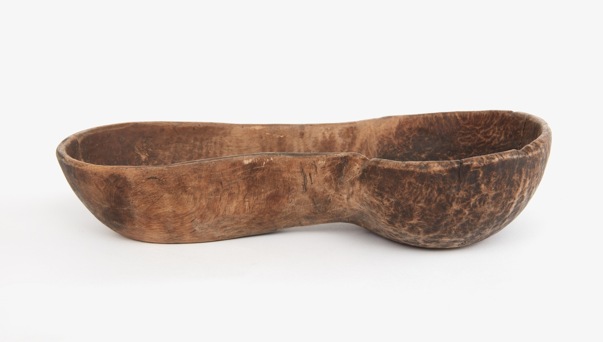 Skål, tvillingskål. Trä.Tvillningskål.
Inskrift i botten: PPS  FÖD:: 1807 PLS 1815