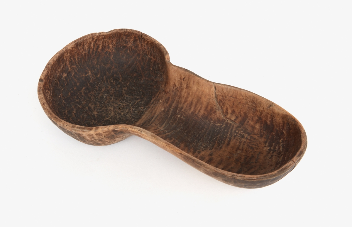 Skål, tvillingskål. Trä.Tvillningskål.
Inskrift i botten: PPS  FÖD:: 1807 PLS 1815