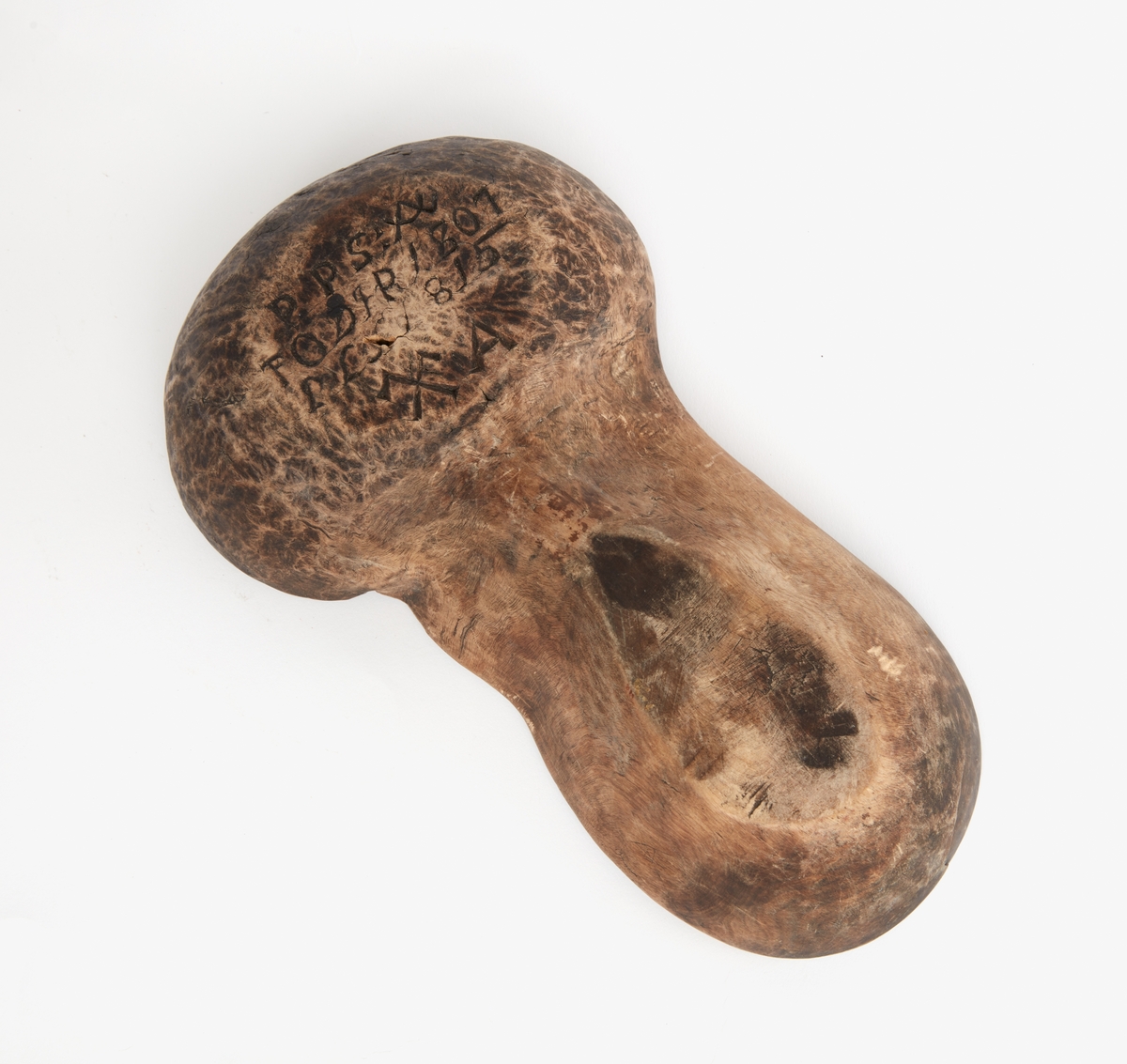 Skål, tvillingskål. Trä.Tvillningskål.
Inskrift i botten: PPS  FÖD:: 1807 PLS 1815