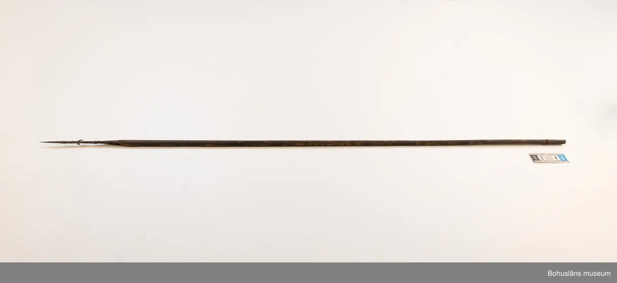 Ur handskrivna katalogen 1957-1958:
Båge m. 17 pilar, Afrika
Bågen a) L.103 cm; m. sträng av en vidja; i bågens ändar runda träkulor. Hel.
b-l, 3- kantiga m. smal svart fastsurrad träspets m. hullingar.
b-c, L. 72 och 71,2 cm; har blad infällda i ändan som styrfjädrar.
d-k, L. 75,5; 72; 71,8; 71,8; 71,6; 71,5; 76,6; 66 cm; lika b och c men saknar styrfjädrar;
k upptrasad i ändan.
l, L. 55,5; av ngt annan typ än föreg, har haft spets och styrfjädrar, vila saknas.
m-r, runda skaft, styrfjädrar, spetsen av järn m. hullingar (ej 791 m) och holk f. fastsättn.
L. 69; 68,1; 76,4; 65; 64,7; 61,3 cm;
("r" saknar spets; n och q saknar en hulling. "o" saknar 2 styrfjädrar; "p" saknar ena delen i "klykan" f. strängen)

Ur Knut Adrian Anderssons Katalog II 1916:
No 22, nr 7, 8 ,9 på etiketten i Elmer Göranssons samling. Båge av trä m. sena till sträng jämte 17 förgiftade pilar av två typer med hullingar. Från Mogala i Belgiska Congo.

Artikel i Bohusläningen måndagen den 1 november 1937, "Vittberesta bohusläningar berätta. Upplevelser under 30-årig vistelse i Belgiska Kongo. Kapen Elmer Göransson. Folk och sedvänjor under ekvatorns glödande sol."

UMFA54467:0588 visar porträtt på sjökapten Elmer Göransson i uniform med ett antal ordnar och utmärkelser. Fotograf Thure Nihlén, Uddevalla.
