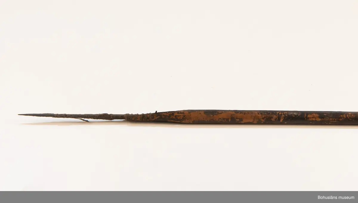 Ur handskrivna katalogen 1957-1958:
Båge m. 17 pilar, Afrika
Bågen a) L.103 cm; m. sträng av en vidja; i bågens ändar runda träkulor. Hel.
b-l, 3- kantiga m. smal svart fastsurrad träspets m. hullingar.
b-c, L. 72 och 71,2 cm; har blad infällda i ändan som styrfjädrar. Bladen saknas vid inventering 2022.
d-k, L. 75,5; 72; 71,8; 71,8; 71,6; 71,5; 76,6; 66 cm; lika b och c men saknar styrfjädrar;
k upptrasad i ändan.
l, L. 55,5; av ngt annan typ än föreg, har haft spets och styrfjädrar, vila saknas.
m-r, runda skaft, styrfjädrar, spetsen av järn m. hullingar (ej 791 m) och holk f. fastsättn.
L. 69; 68,1; 76,4; 65; 64,7; 61,3 cm;
("r" saknar spets; n och q saknar en hulling. "o" saknar 2 styrfjädrar; "p" saknar ena delen i "klykan" f. strängen)

Ur Knut Adrian Anderssons Katalog II 1916:
No 22, nr 7, 8 ,9 på etiketten i Elmer Göranssons samling. Båge av trä m. sena till sträng jämte 17 förgiftade pilar av två typer med hullingar. Från Mogala i Belgiska Congo.

Artikel i Bohusläningen måndagen den 1 november 1937, "Vittberesta bohusläningar berätta. Upplevelser under 30-årig vistelse i Belgiska Kongo. Kapen Elmer Göransson. Folk och sedvänjor under ekvatorns glödande sol."

UMFA54467:0588 visar porträtt på sjökapten Elmer Göransson i uniform med ett antal ordnar och utmärkelser. Fotograf Thure Nihlén, Uddevalla.