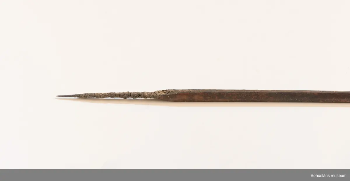 Ur handskrivna katalogen 1957-1958:
Båge m. 17 pilar, Afrika
Bågen a) L.103 cm; m. sträng av en vidja; i bågens ändar runda träkulor. Hel.
b-l, 3- kantiga m. smal svart fastsurrad träspets m. hullingar.
b-c, L. 72 och 71,2 cm; har blad infällda i ändan som styrfjädrar.
d-k, L. 75,5; 72; 71,8; 71,8; 71,6; 71,5; 76,6; 66 cm; lika b och c men saknar styrfjädrar; 
D: En torkad massa täcker större delen av spetsen.
k upptrasad i ändan.
l, L. 55,5; av ngt annan typ än föreg, har haft spets och styrfjädrar, vila saknas.
m-r, runda skaft, styrfjädrar, spetsen av järn m. hullingar (ej 791 m) och holk f. fastsättn.
L. 69; 68,1; 76,4; 65; 64,7; 61,3 cm;
("r" saknar spets; n och q saknar en hulling. "o" saknar 2 styrfjädrar; "p" saknar ena delen i "klykan" f. strängen)

Ur Knut Adrian Anderssons Katalog II 1916:
No 22, nr 7, 8 ,9 på etiketten i Elmer Göranssons samling. Båge av trä m. sena till sträng jämte 17 förgiftade pilar av två typer med hullingar. Från Mogala i Belgiska Congo.

Artikel i Bohusläningen måndagen den 1 november 1937, "Vittberesta bohusläningar berätta. Upplevelser under 30-årig vistelse i Belgiska Kongo. Kapen Elmer Göransson. Folk och sedvänjor under ekvatorns glödande sol."

UMFA54467:0588 visar porträtt på sjökapten Elmer Göransson i uniform med ett antal ordnar och utmärkelser. Fotograf Thure Nihlén, Uddevalla.