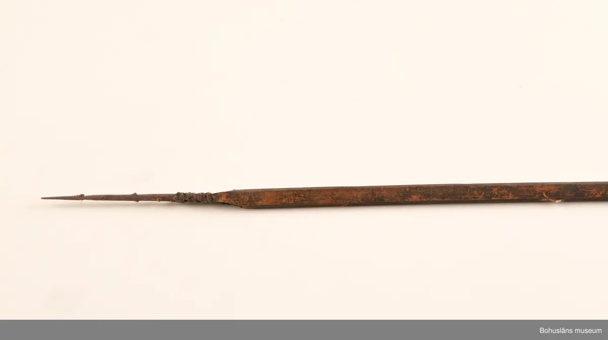 Ur handskrivna katalogen 1957-1958:
Båge m. 17 pilar, Afrika
Bågen a) L.103 cm; m. sträng av en vidja; i bågens ändar runda träkulor. Hel.
b-l, 3- kantiga m. smal svart fastsurrad träspets m. hullingar.
b-c, L. 72 och 71,2 cm; har blad infällda i ändan som styrfjädrar. Bladen saknas vid inventering 2022.
d-k, L. 75,5; 72; 71,8; 71,8; 71,6; 71,5; 76,6; 66 cm; lika b och c men saknar styrfjädrar;
k upptrasad i ändan.
l, L. 55,5; av ngt annan typ än föreg, har haft spets och styrfjädrar, vila saknas.
m-r, runda skaft, styrfjädrar, spetsen av järn m. hullingar (ej 791 m) och holk f. fastsättn.
L. 69; 68,1; 76,4; 65; 64,7; 61,3 cm;
("r" saknar spets; n och q saknar en hulling. "o" saknar 2 styrfjädrar; "p" saknar ena delen i "klykan" f. strängen)

Ur Knut Adrian Anderssons Katalog II 1916:
No 22, nr 7, 8 ,9 på etiketten i Elmer Göranssons samling. Båge av trä m. sena till sträng jämte 17 förgiftade pilar av två typer med hullingar. Från Mogala i Belgiska Congo.

Artikel i Bohusläningen måndagen den 1 november 1937, "Vittberesta bohusläningar berätta. Upplevelser under 30-årig vistelse i Belgiska Kongo. Kapen Elmer Göransson. Folk och sedvänjor under ekvatorns glödande sol."

UMFA54467:0588 visar porträtt på sjökapten Elmer Göransson i uniform med ett antal ordnar och utmärkelser. Fotograf Thure Nihlén, Uddevalla.