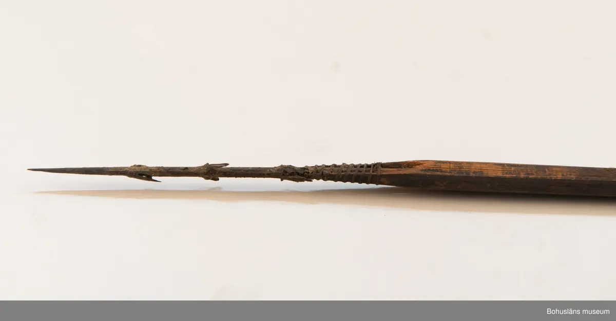 Ur handskrivna katalogen 1957-1958:
Båge m. 17 pilar, Afrika
Bågen a) L.103 cm; m. sträng av en vidja; i bågens ändar runda träkulor. Hel.
b-l, 3- kantiga m. smal svart fastsurrad träspets m. hullingar.
b-c, L. 72 och 71,2 cm; har blad infällda i ändan som styrfjädrar.
d-k, L. 75,5; 72; 71,8; 71,8; 71,6; 71,5; 76,6; 66 cm; lika b och c men saknar styrfjädrar;
k upptrasad i ändan.
l, L. 55,5; av ngt annan typ än föreg, har haft spets och styrfjädrar, vila saknas.
m-r, runda skaft, styrfjädrar, spetsen av järn m. hullingar (ej 791 m) och holk f. fastsättn.
L. 69; 68,1; 76,4; 65; 64,7; 61,3 cm;
("r" saknar spets; n och q saknar en hulling. "o" saknar 2 styrfjädrar; "p" saknar ena delen i "klykan" f. strängen)

Ur Knut Adrian Anderssons Katalog II 1916:
No 22, nr 7, 8 ,9 på etiketten i Elmer Göranssons samling. Båge av trä m. sena till sträng jämte 17 förgiftade pilar av två typer med hullingar. Från Mogala i Belgiska Congo.

Artikel i Bohusläningen måndagen den 1 november 1937, "Vittberesta bohusläningar berätta. Upplevelser under 30-årig vistelse i Belgiska Kongo. Kapen Elmer Göransson. Folk och sedvänjor under ekvatorns glödande sol."

UMFA54467:0588 visar porträtt på sjökapten Elmer Göransson i uniform med ett antal ordnar och utmärkelser. Fotograf Thure Nihlén, Uddevalla.
