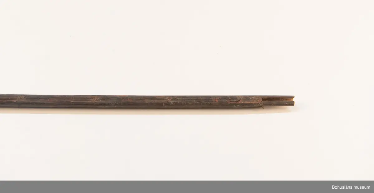 Ur handskrivna katalogen 1957-1958:
Båge m. 17 pilar, Afrika
Bågen a) L.103 cm; m. sträng av en vidja; i bågens ändar runda träkulor. Hel.
b-l, 3- kantiga m. smal svart fastsurrad träspets m. hullingar.
b-c, L. 72 och 71,2 cm; har blad infällda i ändan som styrfjädrar.
d-k, L. 75,5; 72; 71,8; 71,8; 71,6; 71,5; 76,6; 66 cm; lika b och c men saknar styrfjädrar; 
D: En torkad massa täcker större delen av spetsen.
k upptrasad i ändan.
l, L. 55,5; av ngt annan typ än föreg, har haft spets och styrfjädrar, vila saknas.
m-r, runda skaft, styrfjädrar, spetsen av järn m. hullingar (ej 791 m) och holk f. fastsättn.
L. 69; 68,1; 76,4; 65; 64,7; 61,3 cm;
("r" saknar spets; n och q saknar en hulling. "o" saknar 2 styrfjädrar; "p" saknar ena delen i "klykan" f. strängen)

Ur Knut Adrian Anderssons Katalog II 1916:
No 22, nr 7, 8 ,9 på etiketten i Elmer Göranssons samling. Båge av trä m. sena till sträng jämte 17 förgiftade pilar av två typer med hullingar. Från Mogala i Belgiska Congo.

Artikel i Bohusläningen måndagen den 1 november 1937, "Vittberesta bohusläningar berätta. Upplevelser under 30-årig vistelse i Belgiska Kongo. Kapen Elmer Göransson. Folk och sedvänjor under ekvatorns glödande sol."

UMFA54467:0588 visar porträtt på sjökapten Elmer Göransson i uniform med ett antal ordnar och utmärkelser. Fotograf Thure Nihlén, Uddevalla.