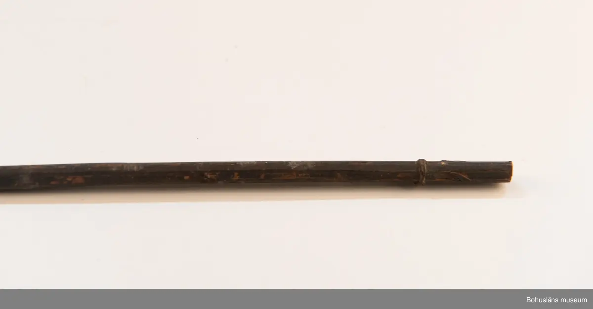 Ur handskrivna katalogen 1957-1958:
Båge m. 17 pilar, Afrika
Bågen a) L.103 cm; m. sträng av en vidja; i bågens ändar runda träkulor. Hel.
b-l, 3- kantiga m. smal svart fastsurrad träspets m. hullingar.
b-c, L. 72 och 71,2 cm; har blad infällda i ändan som styrfjädrar.
d-k, L. 75,5; 72; 71,8; 71,8; 71,6; 71,5; 76,6; 66 cm; lika b och c men saknar styrfjädrar;
k upptrasad i ändan.
l, L. 55,5; av ngt annan typ än föreg, har haft spets och styrfjädrar, vila saknas.
m-r, runda skaft, styrfjädrar, spetsen av järn m. hullingar (ej 791 m) och holk f. fastsättn.
L. 69; 68,1; 76,4; 65; 64,7; 61,3 cm;
("r" saknar spets; n och q saknar en hulling. "o" saknar 2 styrfjädrar; "p" saknar ena delen i "klykan" f. strängen)

Ur Knut Adrian Anderssons Katalog II 1916:
No 22, nr 7, 8 ,9 på etiketten i Elmer Göranssons samling. Båge av trä m. sena till sträng jämte 17 förgiftade pilar av två typer med hullingar. Från Mogala i Belgiska Congo.

Artikel i Bohusläningen måndagen den 1 november 1937, "Vittberesta bohusläningar berätta. Upplevelser under 30-årig vistelse i Belgiska Kongo. Kapen Elmer Göransson. Folk och sedvänjor under ekvatorns glödande sol."

UMFA54467:0588 visar porträtt på sjökapten Elmer Göransson i uniform med ett antal ordnar och utmärkelser. Fotograf Thure Nihlén, Uddevalla.
