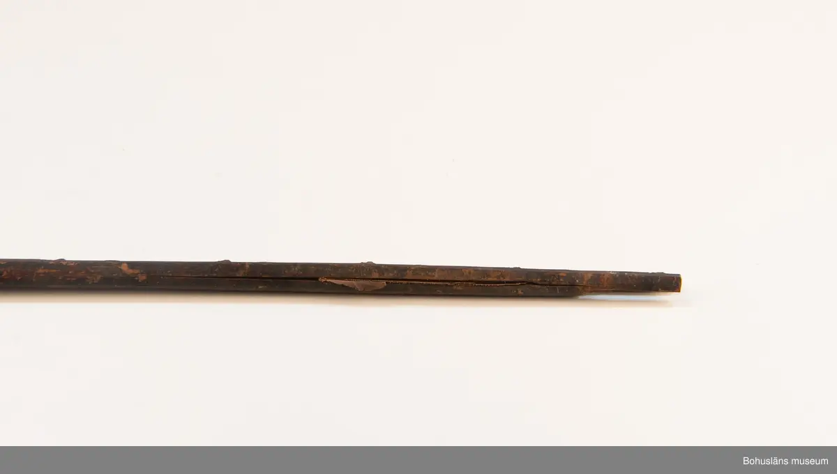 Ur handskrivna katalogen 1957-1958:
Båge m. 17 pilar, Afrika
Bågen a) L.103 cm; m. sträng av en vidja; i bågens ändar runda träkulor. Hel.
b-l, 3- kantiga m. smal svart fastsurrad träspets m. hullingar.
b-c, L. 72 och 71,2 cm; har blad infällda i ändan som styrfjädrar. Bladen saknas vid inventering 2022.
d-k, L. 75,5; 72; 71,8; 71,8; 71,6; 71,5; 76,6; 66 cm; lika b och c men saknar styrfjädrar;
k upptrasad i ändan.
l, L. 55,5; av ngt annan typ än föreg, har haft spets och styrfjädrar, vila saknas.
m-r, runda skaft, styrfjädrar, spetsen av järn m. hullingar (ej 791 m) och holk f. fastsättn.
L. 69; 68,1; 76,4; 65; 64,7; 61,3 cm;
("r" saknar spets; n och q saknar en hulling. "o" saknar 2 styrfjädrar; "p" saknar ena delen i "klykan" f. strängen)

Ur Knut Adrian Anderssons Katalog II 1916:
No 22, nr 7, 8 ,9 på etiketten i Elmer Göranssons samling. Båge av trä m. sena till sträng jämte 17 förgiftade pilar av två typer med hullingar. Från Mogala i Belgiska Congo.

Artikel i Bohusläningen måndagen den 1 november 1937, "Vittberesta bohusläningar berätta. Upplevelser under 30-årig vistelse i Belgiska Kongo. Kapen Elmer Göransson. Folk och sedvänjor under ekvatorns glödande sol."

UMFA54467:0588 visar porträtt på sjökapten Elmer Göransson i uniform med ett antal ordnar och utmärkelser. Fotograf Thure Nihlén, Uddevalla.