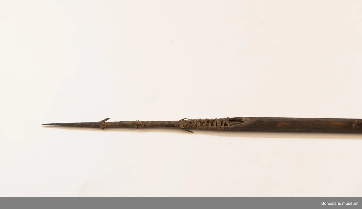 Ur handskrivna katalogen 1957-1958:
Båge m. 17 pilar, Afrika
Bågen a) L.103 cm; m. sträng av en vidja; i bågens ändar runda träkulor. Hel.
b-l, 3- kantiga m. smal svart fastsurrad träspets m. hullingar.
b-c, L. 72 och 71,2 cm; har blad infällda i ändan som styrfjädrar.
d-k, L. 75,5; 72; 71,8; 71,8; 71,6; 71,5; 76,6; 66 cm; lika b och c men saknar styrfjädrar;
k upptrasad i ändan.
l, L. 55,5; av ngt annan typ än föreg, har haft spets och styrfjädrar, vila saknas.
m-r, runda skaft, styrfjädrar, spetsen av järn m. hullingar (ej 791 m) och holk f. fastsättn.
L. 69; 68,1; 76,4; 65; 64,7; 61,3 cm;
("r" saknar spets; n och q saknar en hulling. "o" saknar 2 styrfjädrar; "p" saknar ena delen i "klykan" f. strängen)

Ur Knut Adrian Anderssons Katalog II 1916:
No 22, nr 7, 8 ,9 på etiketten i Elmer Göranssons samling. Båge av trä m. sena till sträng jämte 17 förgiftade pilar av två typer med hullingar. Från Mogala i Belgiska Congo.

Artikel i Bohusläningen måndagen den 1 november 1937, "Vittberesta bohusläningar berätta. Upplevelser under 30-årig vistelse i Belgiska Kongo. Kapen Elmer Göransson. Folk och sedvänjor under ekvatorns glödande sol."

UMFA54467:0588 visar porträtt på sjökapten Elmer Göransson i uniform med ett antal ordnar och utmärkelser. Fotograf Thure Nihlén, Uddevalla.
