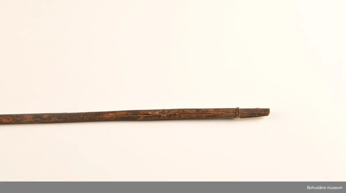 Ur handskrivna katalogen 1957-1958:
Båge m. 17 pilar, Afrika
Bågen a) L.103 cm; m. sträng av en vidja; i bågens ändar runda träkulor. Hel.
b-l, 3- kantiga m. smal svart fastsurrad träspets m. hullingar.
b-c, L. 72 och 71,2 cm; har blad infällda i ändan som styrfjädrar. Bladen saknas vid inventering 2022.
d-k, L. 75,5; 72; 71,8; 71,8; 71,6; 71,5; 76,6; 66 cm; lika b och c men saknar styrfjädrar;
k upptrasad i ändan.
l, L. 55,5; av ngt annan typ än föreg, har haft spets och styrfjädrar, vila saknas.
m-r, runda skaft, styrfjädrar, spetsen av järn m. hullingar (ej 791 m) och holk f. fastsättn.
L. 69; 68,1; 76,4; 65; 64,7; 61,3 cm;
("r" saknar spets; n och q saknar en hulling. "o" saknar 2 styrfjädrar; "p" saknar ena delen i "klykan" f. strängen)

Ur Knut Adrian Anderssons Katalog II 1916:
No 22, nr 7, 8 ,9 på etiketten i Elmer Göranssons samling. Båge av trä m. sena till sträng jämte 17 förgiftade pilar av två typer med hullingar. Från Mogala i Belgiska Congo.

Artikel i Bohusläningen måndagen den 1 november 1937, "Vittberesta bohusläningar berätta. Upplevelser under 30-årig vistelse i Belgiska Kongo. Kapen Elmer Göransson. Folk och sedvänjor under ekvatorns glödande sol."

UMFA54467:0588 visar porträtt på sjökapten Elmer Göransson i uniform med ett antal ordnar och utmärkelser. Fotograf Thure Nihlén, Uddevalla.