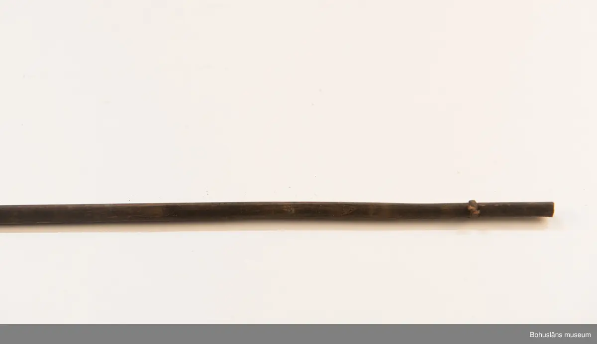 Ur handskrivna katalogen 1957-1958:
Båge m. 17 pilar, Afrika
Bågen a) L.103 cm; m. sträng av en vidja; i bågens ändar runda träkulor. Hel.
b-l, 3- kantiga m. smal svart fastsurrad träspets m. hullingar.
b-c, L. 72 och 71,2 cm; har blad infällda i ändan som styrfjädrar.
d-k, L. 75,5; 72; 71,8; 71,8; 71,6; 71,5; 76,6; 66 cm; lika b och c men saknar styrfjädrar;
k upptrasad i ändan.
l, L. 55,5; av ngt annan typ än föreg, har haft spets och styrfjädrar, vila saknas.
m-r, runda skaft, styrfjädrar, spetsen av järn m. hullingar (ej 791 m) och holk f. fastsättn.
L. 69; 68,1; 76,4; 65; 64,7; 61,3 cm;
("r" saknar spets; n och q saknar en hulling. "o" saknar 2 styrfjädrar; "p" saknar ena delen i "klykan" f. strängen)

Ur Knut Adrian Anderssons Katalog II 1916:
No 22, nr 7, 8 ,9 på etiketten i Elmer Göranssons samling. Båge av trä m. sena till sträng jämte 17 förgiftade pilar av två typer med hullingar. Från Mogala i Belgiska Congo.

Artikel i Bohusläningen måndagen den 1 november 1937, "Vittberesta bohusläningar berätta. Upplevelser under 30-årig vistelse i Belgiska Kongo. Kapen Elmer Göransson. Folk och sedvänjor under ekvatorns glödande sol."

UMFA54467:0588 visar porträtt på sjökapten Elmer Göransson i uniform med ett antal ordnar och utmärkelser. Fotograf Thure Nihlén, Uddevalla.
