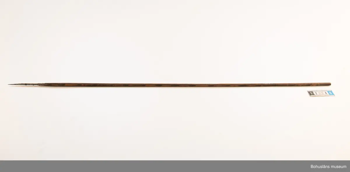 Ur handskrivna katalogen 1957-1958:
Båge m. 17 pilar, Afrika
Bågen a) L.103 cm; m. sträng av en vidja; i bågens ändar runda träkulor. Hel.
b-l, 3- kantiga m. smal svart fastsurrad träspets m. hullingar.
b-c, L. 72 och 71,2 cm; har blad infällda i ändan som styrfjädrar.
d-k, L. 75,5; 72; 71,8; 71,8; 71,6; 71,5; 76,6; 66 cm; lika b och c men saknar styrfjädrar;
k upptrasad i ändan.
l, L. 55,5; av ngt annan typ än föreg, har haft spets och styrfjädrar, vila saknas.
m-r, runda skaft, styrfjädrar, spetsen av järn m. hullingar (ej 791 m) och holk f. fastsättn.
L. 69; 68,1; 76,4; 65; 64,7; 61,3 cm;
("r" saknar spets; n och q saknar en hulling. "o" saknar 2 styrfjädrar; "p" saknar ena delen i "klykan" f. strängen)

Ur Knut Adrian Anderssons Katalog II 1916:
No 22, nr 7, 8 ,9 på etiketten i Elmer Göranssons samling. Båge av trä m. sena till sträng jämte 17 förgiftade pilar av två typer med hullingar. Från Mogala i Belgiska Congo.

Artikel i Bohusläningen måndagen den 1 november 1937, "Vittberesta bohusläningar berätta. Upplevelser under 30-årig vistelse i Belgiska Kongo. Kapen Elmer Göransson. Folk och sedvänjor under ekvatorns glödande sol."

UMFA54467:0588 visar porträtt på sjökapten Elmer Göransson i uniform med ett antal ordnar och utmärkelser. Fotograf Thure Nihlén, Uddevalla.
