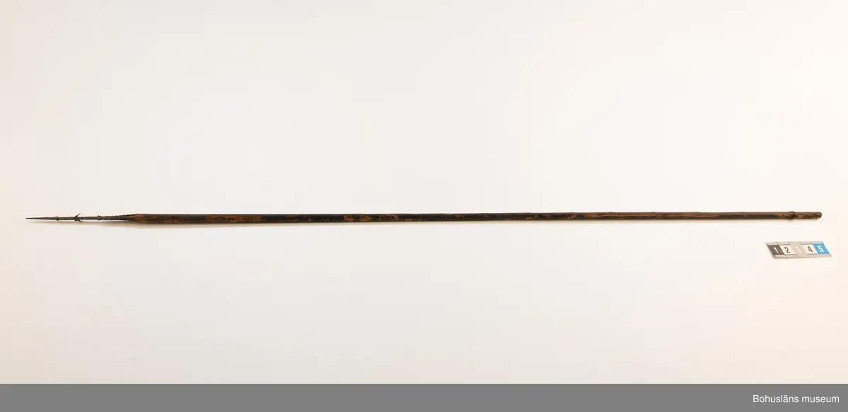 Ur handskrivna katalogen 1957-1958:
Båge m. 17 pilar, Afrika
Bågen a) L.103 cm; m. sträng av en vidja; i bågens ändar runda träkulor. Hel.
b-l, 3- kantiga m. smal svart fastsurrad träspets m. hullingar.
b-c, L. 72 och 71,2 cm; har blad infällda i ändan som styrfjädrar.
d-k, L. 75,5; 72; 71,8; 71,8; 71,6; 71,5; 76,6; 66 cm; lika b och c men saknar styrfjädrar;
k upptrasad i ändan.
l, L. 55,5; av ngt annan typ än föreg, har haft spets och styrfjädrar, vila saknas.
m-r, runda skaft, styrfjädrar, spetsen av järn m. hullingar (ej 791 m) och holk f. fastsättn.
L. 69; 68,1; 76,4; 65; 64,7; 61,3 cm;
("r" saknar spets; n och q saknar en hulling. "o" saknar 2 styrfjädrar; "p" saknar ena delen i "klykan" f. strängen)

Ur Knut Adrian Anderssons Katalog II 1916:
No 22, nr 7, 8 ,9 på etiketten i Elmer Göranssons samling. Båge av trä m. sena till sträng jämte 17 förgiftade pilar av två typer med hullingar. Från Mogala i Belgiska Congo.

Artikel i Bohusläningen måndagen den 1 november 1937, "Vittberesta bohusläningar berätta. Upplevelser under 30-årig vistelse i Belgiska Kongo. Kapen Elmer Göransson. Folk och sedvänjor under ekvatorns glödande sol."

UMFA54467:0588 visar porträtt på sjökapten Elmer Göransson i uniform med ett antal ordnar och utmärkelser. Fotograf Thure Nihlén, Uddevalla.
