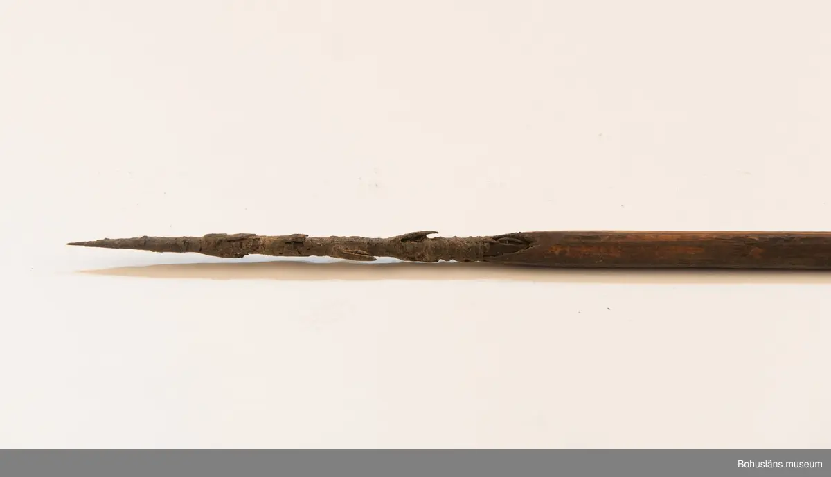 H: pispetsen är till större delen täckt av en torkad massa.
Ur handskrivna katalogen 1957-1958:
Båge m. 17 pilar, Afrika
Bågen a) L.103 cm; m. sträng av en vidja; i bågens ändar runda träkulor. Hel.
b-l, 3- kantiga m. smal svart fastsurrad träspets m. hullingar.
b-c, L. 72 och 71,2 cm; har blad infällda i ändan som styrfjädrar.
d-k, L. 75,5; 72; 71,8; 71,8; 71,6; 71,5; 76,6; 66 cm; lika b och c men saknar styrfjädrar;
k upptrasad i ändan.
l, L. 55,5; av ngt annan typ än föreg, har haft spets och styrfjädrar, vila saknas.
m-r, runda skaft, styrfjädrar, spetsen av järn m. hullingar (ej 791 m) och holk f. fastsättn.
L. 69; 68,1; 76,4; 65; 64,7; 61,3 cm;
("r" saknar spets; n och q saknar en hulling. "o" saknar 2 styrfjädrar; "p" saknar ena delen i "klykan" f. strängen)

Ur Knut Adrian Anderssons Katalog II 1916:
No 22, nr 7, 8 ,9 på etiketten i Elmer Göranssons samling. Båge av trä m. sena till sträng jämte 17 förgiftade pilar av två typer med hullingar. Från Mogala i Belgiska Congo.

Artikel i Bohusläningen måndagen den 1 november 1937, "Vittberesta bohusläningar berätta. Upplevelser under 30-årig vistelse i Belgiska Kongo. Kapen Elmer Göransson. Folk och sedvänjor under ekvatorns glödande sol."

UMFA54467:0588 visar porträtt på sjökapten Elmer Göransson i uniform med ett antal ordnar och utmärkelser. Fotograf Thure Nihlén, Uddevalla.