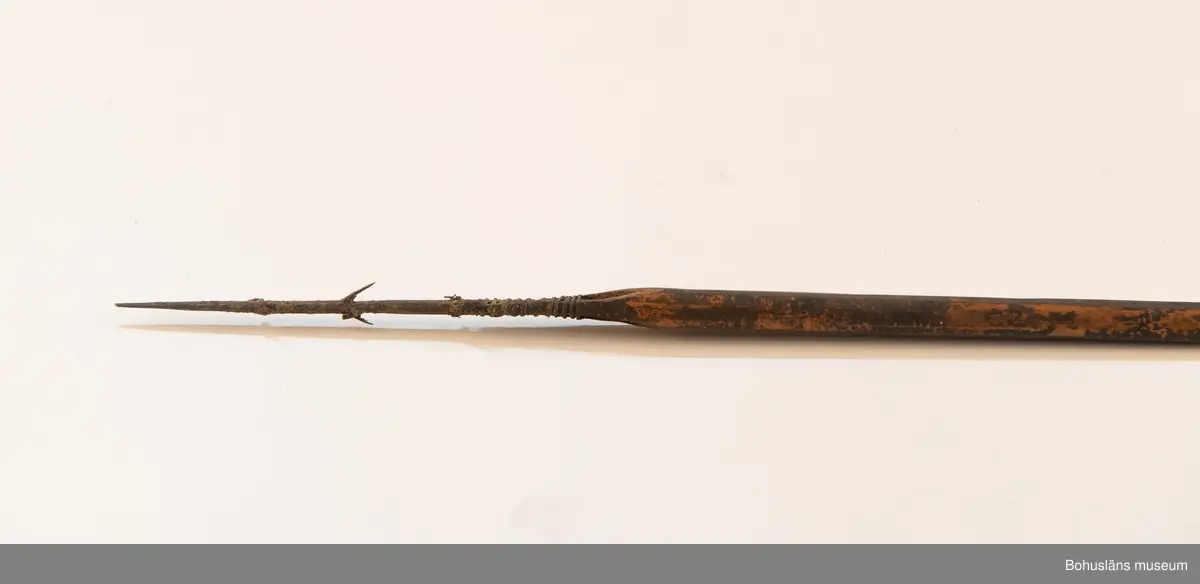 Ur handskrivna katalogen 1957-1958:
Båge m. 17 pilar, Afrika
Bågen a) L.103 cm; m. sträng av en vidja; i bågens ändar runda träkulor. Hel.
b-l, 3- kantiga m. smal svart fastsurrad träspets m. hullingar.
b-c, L. 72 och 71,2 cm; har blad infällda i ändan som styrfjädrar.
d-k, L. 75,5; 72; 71,8; 71,8; 71,6; 71,5; 76,6; 66 cm; lika b och c men saknar styrfjädrar;
k upptrasad i ändan.
l, L. 55,5; av ngt annan typ än föreg, har haft spets och styrfjädrar, vila saknas.
m-r, runda skaft, styrfjädrar, spetsen av järn m. hullingar (ej 791 m) och holk f. fastsättn.
L. 69; 68,1; 76,4; 65; 64,7; 61,3 cm;
("r" saknar spets; n och q saknar en hulling. "o" saknar 2 styrfjädrar; "p" saknar ena delen i "klykan" f. strängen)

Ur Knut Adrian Anderssons Katalog II 1916:
No 22, nr 7, 8 ,9 på etiketten i Elmer Göranssons samling. Båge av trä m. sena till sträng jämte 17 förgiftade pilar av två typer med hullingar. Från Mogala i Belgiska Congo.

Artikel i Bohusläningen måndagen den 1 november 1937, "Vittberesta bohusläningar berätta. Upplevelser under 30-årig vistelse i Belgiska Kongo. Kapen Elmer Göransson. Folk och sedvänjor under ekvatorns glödande sol."

UMFA54467:0588 visar porträtt på sjökapten Elmer Göransson i uniform med ett antal ordnar och utmärkelser. Fotograf Thure Nihlén, Uddevalla.
