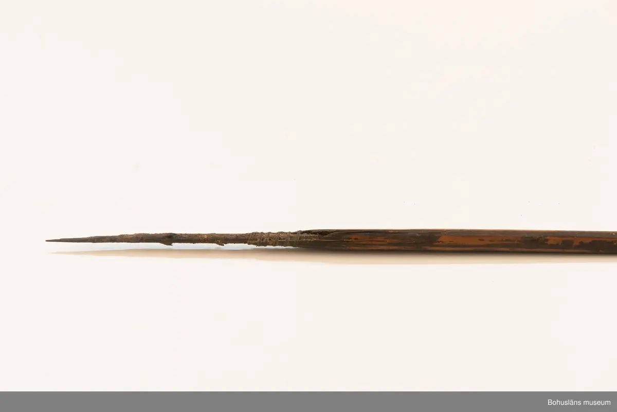 Ur handskrivna katalogen 1957-1958:
Båge m. 17 pilar, Afrika
Bågen a) L.103 cm; m. sträng av en vidja; i bågens ändar runda träkulor. Hel.
b-l, 3- kantiga m. smal svart fastsurrad träspets m. hullingar.
b-c, L. 72 och 71,2 cm; har blad infällda i ändan som styrfjädrar.
d-k, L. 75,5; 72; 71,8; 71,8; 71,6; 71,5; 76,6; 66 cm; lika b och c men saknar styrfjädrar;
k upptrasad i ändan.
l, L. 55,5; av ngt annan typ än föreg, har haft spets och styrfjädrar, vila saknas.
m-r, runda skaft, styrfjädrar, spetsen av järn m. hullingar (ej 791 m) och holk f. fastsättn.
L. 69; 68,1; 76,4; 65; 64,7; 61,3 cm;
("r" saknar spets; n och q saknar en hulling. "o" saknar 2 styrfjädrar; "p" saknar ena delen i "klykan" f. strängen)

Ur Knut Adrian Anderssons Katalog II 1916:
No 22, nr 7, 8 ,9 på etiketten i Elmer Göranssons samling. Båge av trä m. sena till sträng jämte 17 förgiftade pilar av två typer med hullingar. Från Mogala i Belgiska Congo.

Artikel i Bohusläningen måndagen den 1 november 1937, "Vittberesta bohusläningar berätta. Upplevelser under 30-årig vistelse i Belgiska Kongo. Kapen Elmer Göransson. Folk och sedvänjor under ekvatorns glödande sol."

UMFA54467:0588 visar porträtt på sjökapten Elmer Göransson i uniform med ett antal ordnar och utmärkelser. Fotograf Thure Nihlén, Uddevalla.
